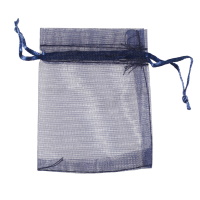 Pochette cadeau en tissu organza de couleur bleue marine.