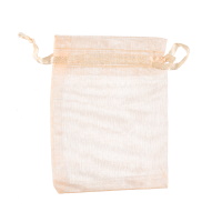 Pochette cadeau en tissu organza de couleur rose saumon.