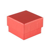 Ecrin pour bague en carton de couleur rouge. Intérieur en mousse.