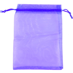 Grande pochette cadeau en tissu organza de couleur violette.