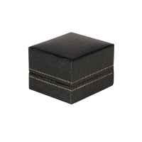 Ecrin de luxe pour bague ou boucles d'oreilles de couleur noire. Intérieur noir satiné.