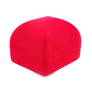 Boîte à bijoux rouge élégante, idéale pour présenter vos précieux trésors. Son design compact et sa finition velours ajoutent une touche de luxe discrète, parfaite pour un cadeau spécial ou pour organiser votre collection avec style.  Son design compact et élégant en fait un écrin idéal pour vos bagues.