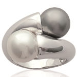 Bague en argent 925/000 et perles d'imitation.