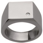 Bague chevalière en acier et oxyde de zirconium.