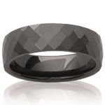 Bague en céramique noire facettée.