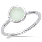 Bague en argent 925/000 rhodié et pierre solitaire de couleur verte sertie clos.