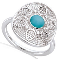 Bague surmontée d'une pastille ronde représentant une fleur en argent 925/000 rhodié sertie d'une pierre synthétique de couleur turquoise.