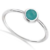 Bague en argent 925/000 rhodié sertie clos d'une pierre de couleur turquoise.