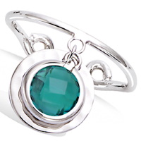 Bague en argent 925/000 rhodié avec 2 pendants, une pastille ronde martelée et une pierre de couleur turquoise sertie  clos.