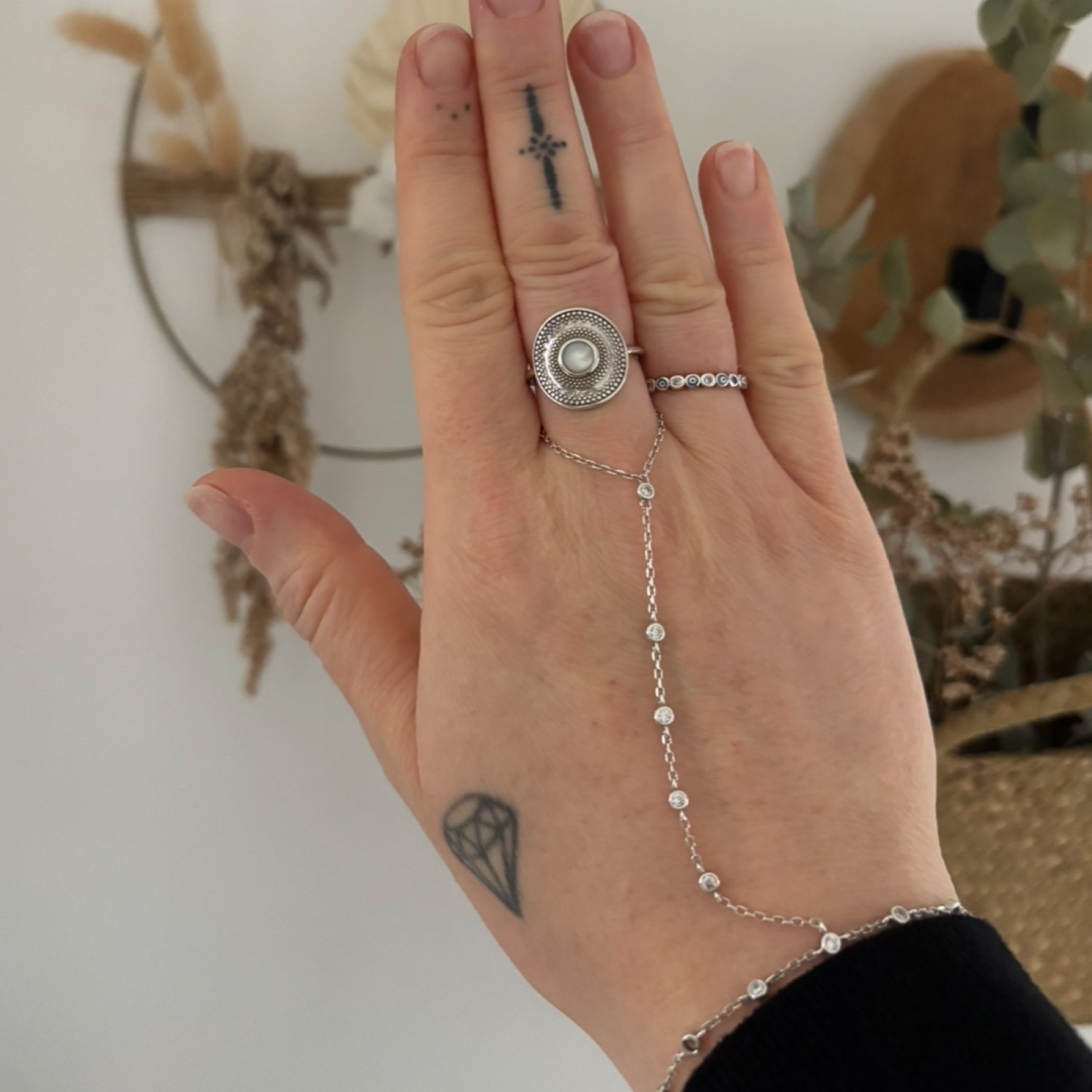 Bague surmontée d'une pastille ronde avec motifs en argent 925/000 rhodié sertie d'une nacre véritable. Rond Adolescent Adulte Femme Fille Indémodable Bague surmontée d'une pastille ronde avec motifs en argent 925/000 rhodié sertie d'une nacre véritable. Rond Adolescent Adulte Femme Fille Indémodable