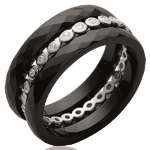 Lot de 3 bagues composé d'une bague en argent 925/000 rhodié et oxyde de zirconium et de deux bagues en céramique noire. Le modèle présenté est vendu en noir uniquement. La bague en céramique blanche est vendue séparément.