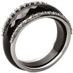 Bague composée d'une bague en argent 925/000 rhodié et oxyde de zirconium et d'une bague en céramique noire. Le modèle présenté est vendu en noir uniquement. La bague en céramique blanche est vendue séparément.