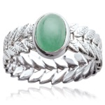 Bague en argent 925/000 rhodié motif feuilles de laurier sertie d'une aventurine ovale de couleur verte.