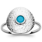 Bague ronde en argent 925/000 rhodié texturé avec une pierre synthétique bleue au centre.