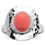 Bague en argent 925/000 rhodié et pierre synthétique de couleur rouge corail sertie 4 griffes.