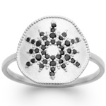 Bague en argent 925/000 rhodié et étoile en oxydes de zirconium de couleur noire.