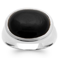 Bague en argent 925/000 rhodié surmontée d'une véritable pierre d'agate noire sertie clos de forme ovale. L'agate représente l'équilibre et l'harmonie. Elle est symbole de force et de soutien dans les moments difficiles en recentrant les énergies. Pierre d'ancrage à la terre, elle aide à disperser les énergies négatives et confère stabilité et confiance de soi.