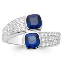 Bague en argent 925/000 rhodié pavée en partie d'oxydes de zirconium surmontée de deux pierres synthétiques de couleur bleue serties clos de forme carré.