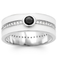 Bague anneau en argent 925/000 rhodié pavée d'émail de couleur blanche et d'oxydes de zirconium blancs et surmontée d'un oxyde de zirconium noir serti clos.