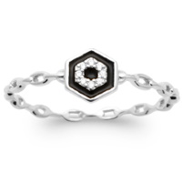 Bague composée d'un anneau au motif de chaîne en argent 925/000 rhodié et d'un hexagone pavé d'émail de couleur noire surmonté de pavage d'oxydes de zirconium blancs de forme hexagonale.