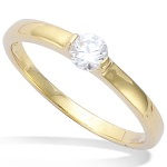 Bague solitaire en plaqué or jaune 18 carats sertie d'un oxyde de zirconium blanc.