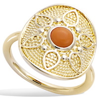 Bague surmontée d'une pastille ronde représentant une fleur en plaqué or jaune 18 carats sertie d'une pierre synthétique de couleur rouge corail.