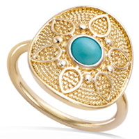 Bague surmontée d'une pastille ronde représentant une fleur en plaqué or jaune 18 carats sertie d'une pierre synthétique de couleur turquoise.