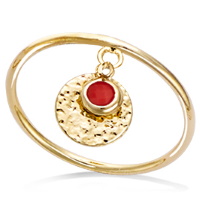 Bague en plaqué or jaune 18 carats avec pampille ronde martelée et une pampille en pierre de couleur rouge corail sertie clos.