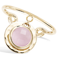 Bague en plaqué or jaune 18 carats avec 2 pendants, une pastille ronde martelée et une pierre de couleur rose sertie clos.