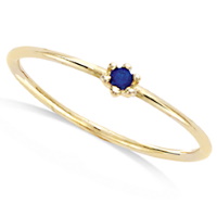 Bague en plaqué or jaune 18 carats surmontée d'une pierre synthétique de couleur bleue sertie griffes.