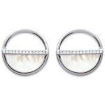 Boucles d'oreilles cercles en argent 925/000 rhodié, nacre et oxydes de zirconium.