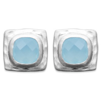 Boucles d'oreilles de forme carré à l'effet martelé en argent 925/000 rhodié et surmontées d'une véritable pierre d'agate bleue sertie clos. L'agate représente l'équilibre et l'harmonie. Elle est symbole de force et de soutien dans les moments difficiles en recentrant les énergies. Pierre d'ancrage à la terre, elle aide à disperser les énergies négatives et confère stabilité et confiance de soi.
