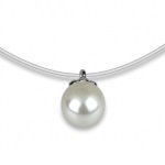 Collier en fil nylon et perle d'imitation. Fermoir en argent 925/000.