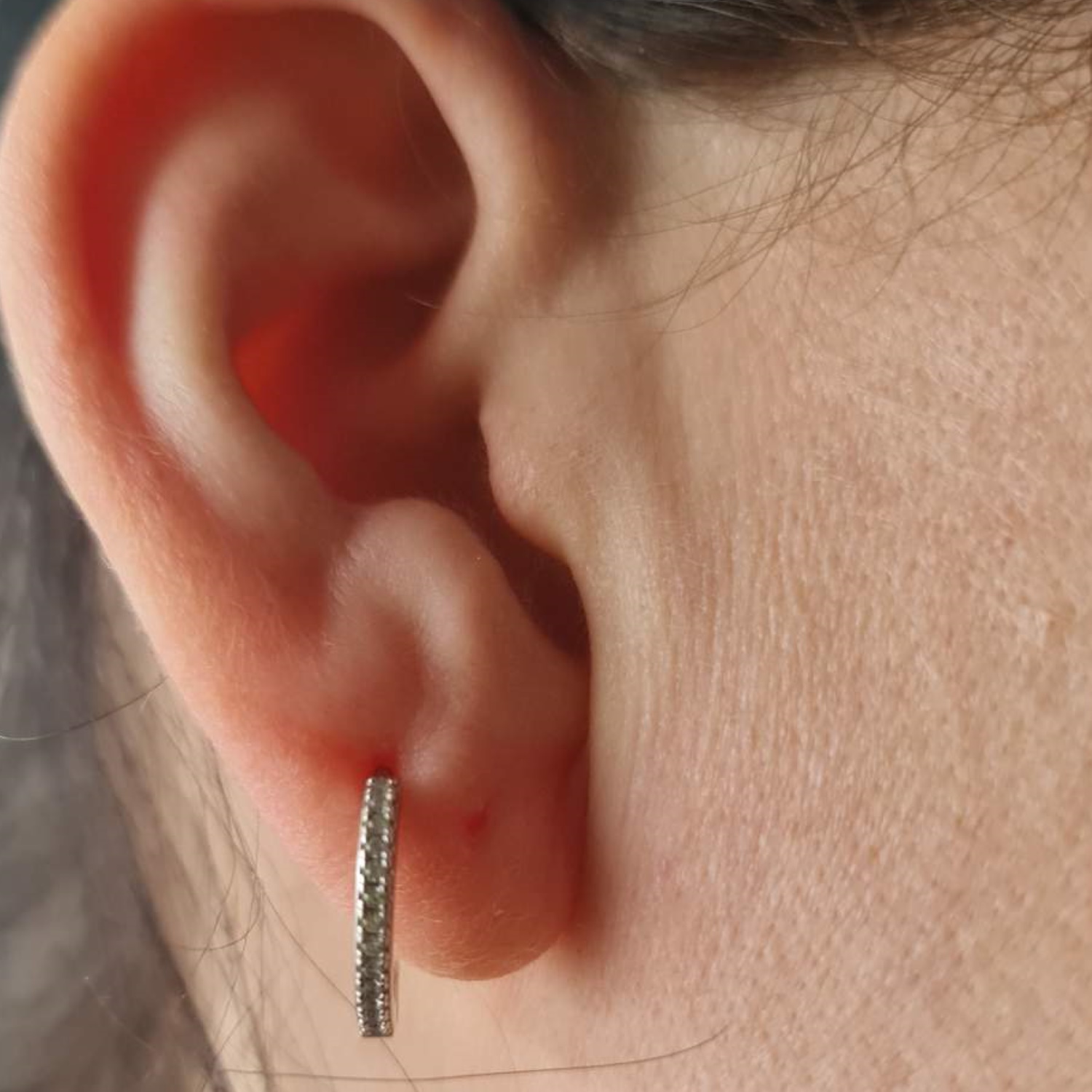 Boucles d'oreilles créoles fermées fil carré en argent 925/000 rhodié et pavées sur une face d'oxydes de zirconium blancs. Créoles Strass  Adolescent Adulte Femme Fille Indémodable 