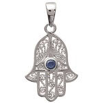 Pendentif en argent 925/000 et pierre synthétique bleue. Main de Fatma.