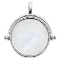 Pendentif composé d'une pastille amovible en argent 925/000 rhodié lisse d'un coté et pavée de nacre pour l'autre côté.