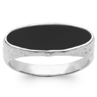 Bague de forme ovale en argent 925/000 rhodié et une véritable pierre d'agate noire sertie clos. L'agate représente l'équilibre et l'harmonie. Elle est symbole de force et de soutien dans les moments difficiles en recentrant les énergies. Pierre d'ancrage à la terre, elle aide à disperser les énergies négatives et confère stabilité et confiance de soi.