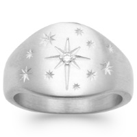 Bague large avec étoiles de gravées en argent 925/000 rhodié et au centre une étoile sertie d'un oxyde de zirconium blanc.