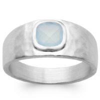 Bague martelée en argent 925/000 rhodié surmontée d'une véritable pierre d'agate bleue sertie clos. L'agate représente l'équilibre et l'harmonie. Elle est symbole de force et de soutien dans les moments difficiles en recentrant les énergies. Pierre d'ancrage à la terre, elle aide à disperser les énergies négatives et confère stabilité et confiance de soi.