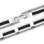 Bracelet en acier et caoutchouc noir avec fermoir plat.