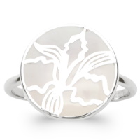 Bague en argent 925/000 rhodié surmontée d'une pastille pavée de nacre et motifs en argent 925/000 rhodié.