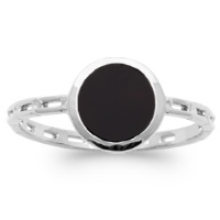 Bague en forme de chaîne en argent 925/000 rhodié surmontée d'une véritable pierre d'agate noire sertie clos de forme ronde.