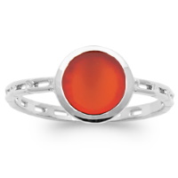 Bague en forme de chaîne en argent 925/000 rhodié surmontée d'une véritable pierre d'agate rouge sertie clos de forme ronde.