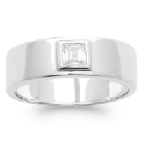 Bague en argent 925/000 rhodié surmontée d'un oxyde de zirconium blanc serti clos de forme carré.