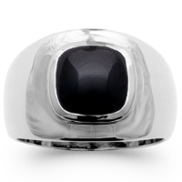 Bague large en argent 925/000 rhodié surmontée d'un véritable onyx noir de forme carrée.