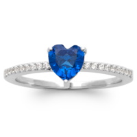 Bague en argent 925/000 rhodié pavée en partie d'oxydes de zirconium blancs et surmontée d'une pierre de couleur bleue sertie 3 griffes en forme de cœur.