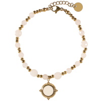 Bracelet composé de perles en acier doré, de perles de couleur blanche et d'un pendant en acier doré pavé d'émail de couleur blanc. Fermoir mousqueton avec 2.5 cm de rallonge.