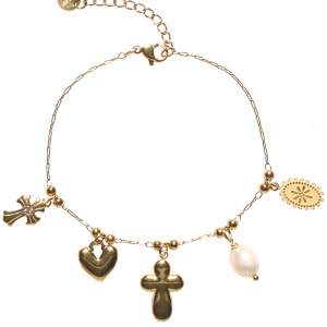 Bracelet composé d'une chaîne avec pendants en forme de cœur, croix et pastille ovale en acier doré, d'une croix en acier doré sertie d'un strass et d'une perle d'imitation. Fermoir mousqueton avec 3 cm.