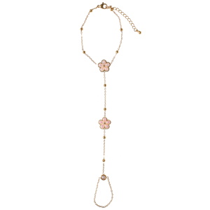 Bracelet composé d'une chaîne en acier doré avec des fleurs ornées de perles et d'une bague chaîne. Fermoir mousqueton avec 3 cm de rallonge.