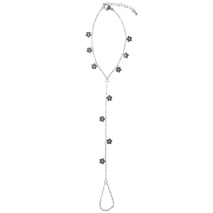 Bracelet composé d'une chaîne ornée de fleurs en acier argenté et d'une bague chaîne. Fermoir mousqueton avec 3 cm de rallonge.